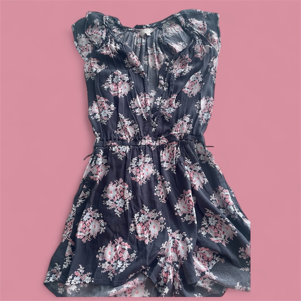 LOFT Gray and Pink Floral ROMPER
Only worn ONCE
Comes with belt to tie 🩷🌸